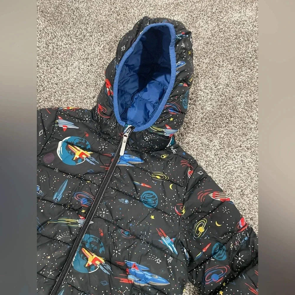 Hanna Andersson boy's space print black hooded puffer jacket, size 140 / 10. - Picture 3 of 12